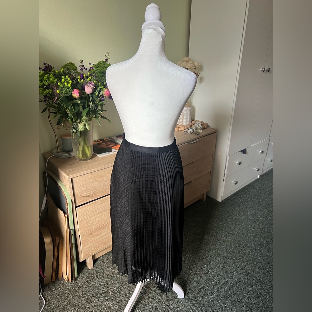CLUB MONACO Black Pleated Flare Circle Modest Midi Knee-Length Shiny Skirt Sz XS - Picture 9 of 16